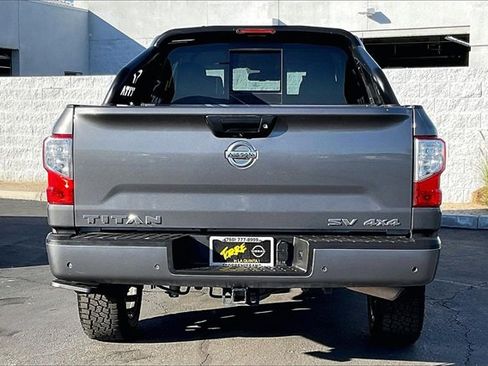Used 2021 Nissan Titan SV w/ SV Convenience Package image 3