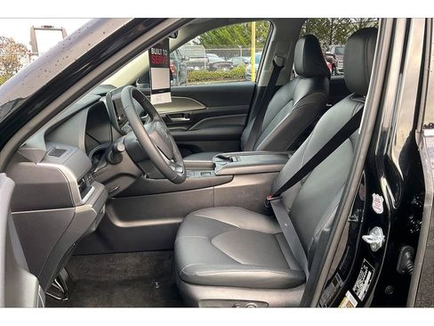 Used 2025 Toyota Grand Highlander AWD image 25