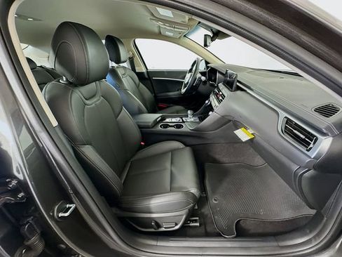 Certified 2025 Genesis G70 2.5T image 28