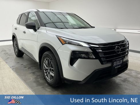 Used 2025 Nissan Rogue S image 3