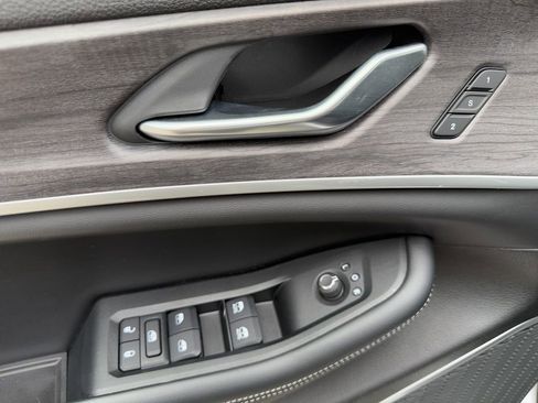 Used 2024 Jeep Grand Cherokee Limited w/ Black Appearance Package image 17