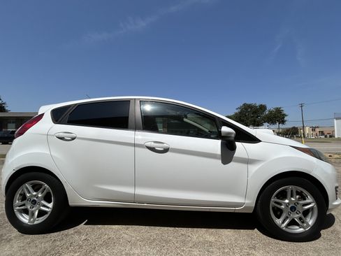Used 2019 Ford Fiesta SE FWD image 2