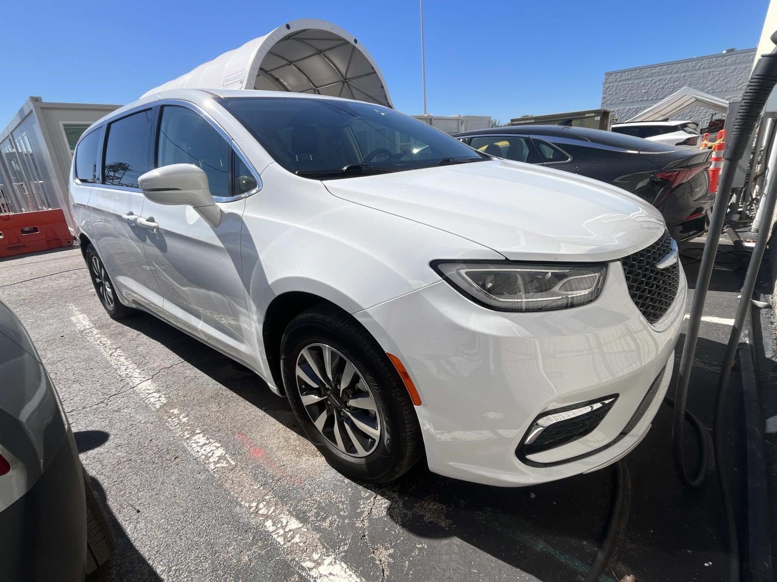 Used 2022 Chrysler Pacifica Touring-L FWD image 1