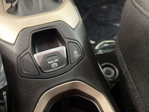 Used 2017 Jeep Renegade Latitude image 27