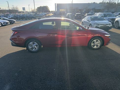 Used 2024 Hyundai Elantra SE image 9