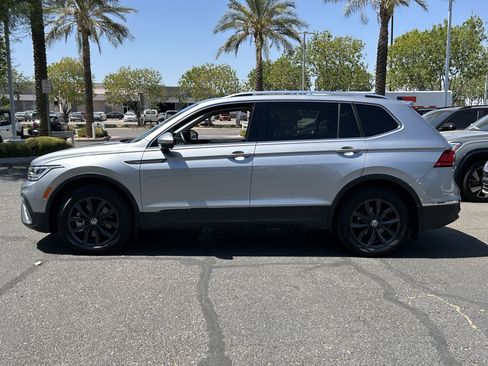 Used 2024 Volkswagen Tiguan SE FWD image 2