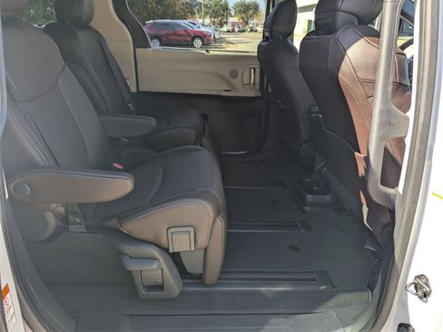 Used 2024 Toyota Sienna Platinum image 17