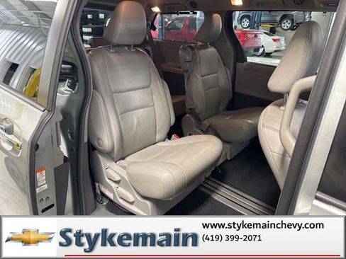 Used 2019 Toyota Sienna XLE w/ XLE Navigation Package image 12