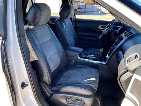 Used 2015 Ford Explorer XLT w/ Equipment Group 202A image 8