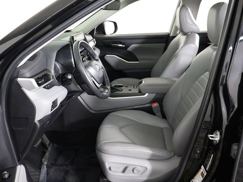 Used 2022 Toyota Highlander XLE AWD/4WD image 31