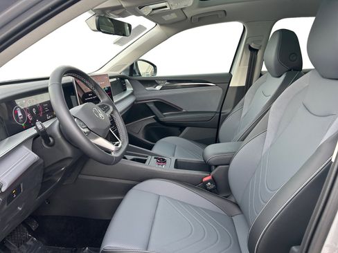 New 2025 Volkswagen Tiguan SE image 2