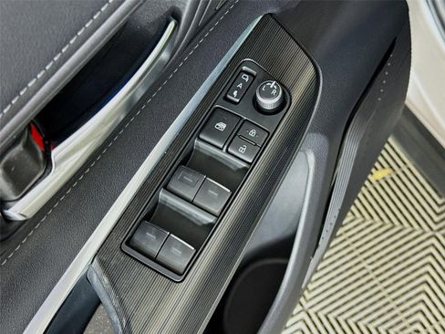 Used 2022 Toyota Venza XLE AWD/4WD image 19
