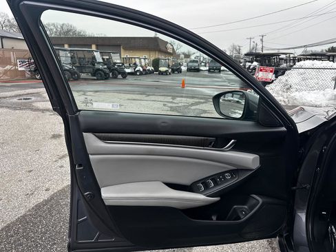 Used 2019 Honda Accord EX image 18