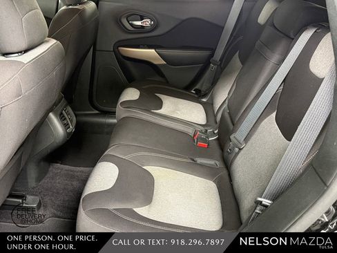 Used 2017 Jeep Cherokee Sport FWD image 29