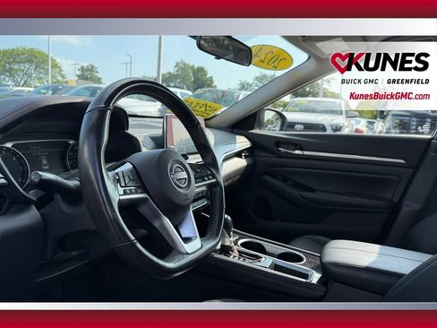 Used 2024 Nissan Altima 2.5 SR FWD image 18