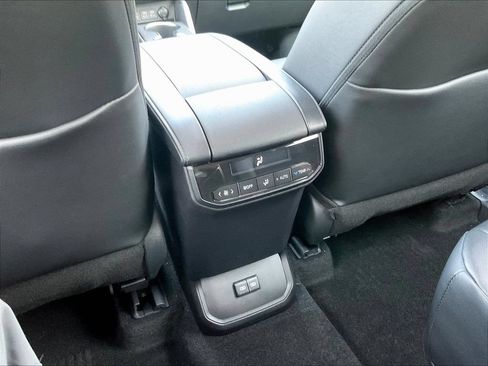 Used 2025 Toyota Highlander XLE FWD image 12