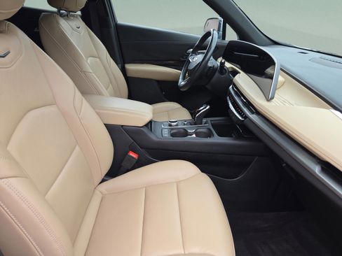 Used 2024 Cadillac XT4 Premium Luxury image 43