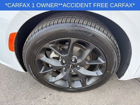 Used 2025 Chrysler Pacifica Limited image 19