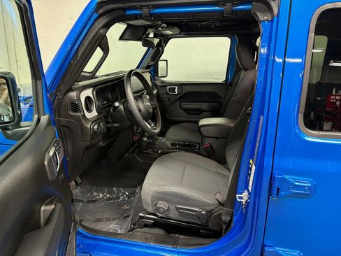 Used 2024 Jeep Gladiator Sport AWD/4WD image 3