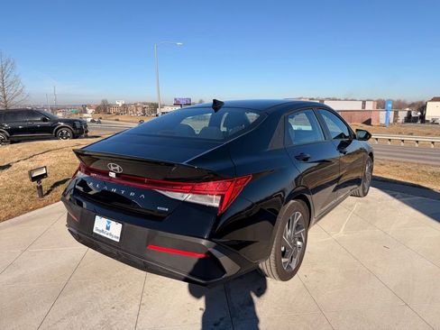 Used 2025 Hyundai Elantra SEL image 5