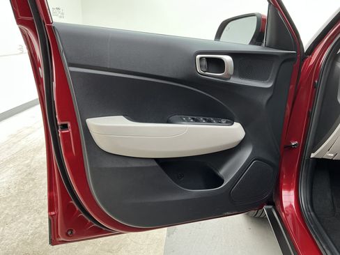 Used 2025 Hyundai Venue SEL image 16