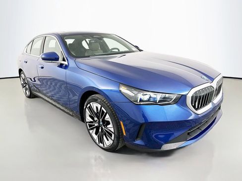 New 2026 BMW i5 eDrive40 w/ Premium Package image 3