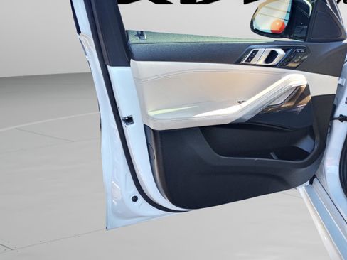 Used 2022 BMW X6 xDrive40i w/ Executive Package image 30