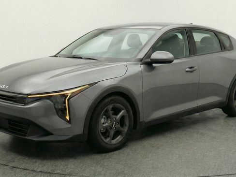 Used 2025 Kia K4 LXS image 3