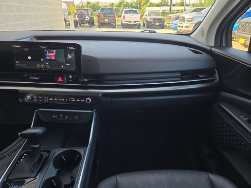 Used 2025 Kia Carnival SX w/ SX Dark Edition Package FWD image 22