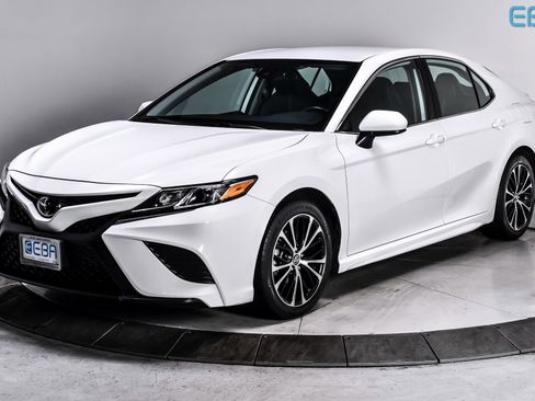 Used 2020 Toyota Camry SE image 2