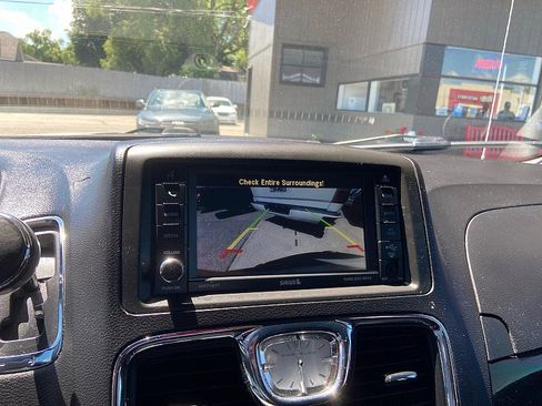 Used 2015 Chrysler Town & Country S w/ Driver Convenience Group FWD image 17