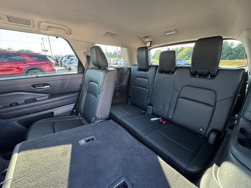 Used 2025 Nissan Pathfinder SL FWD image 13