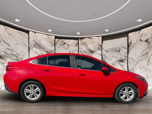 Used 2018 Chevrolet Cruze LT w/ Convenience Package FWD image 4