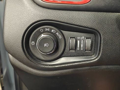 Used 2018 Jeep Renegade Trailhawk w/ Cold Weather Group II AWD/4WD image 37