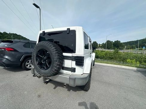 Used 2017 Jeep Wrangler Unlimited Sahara w/ Connectivity Group AWD/4WD image 23