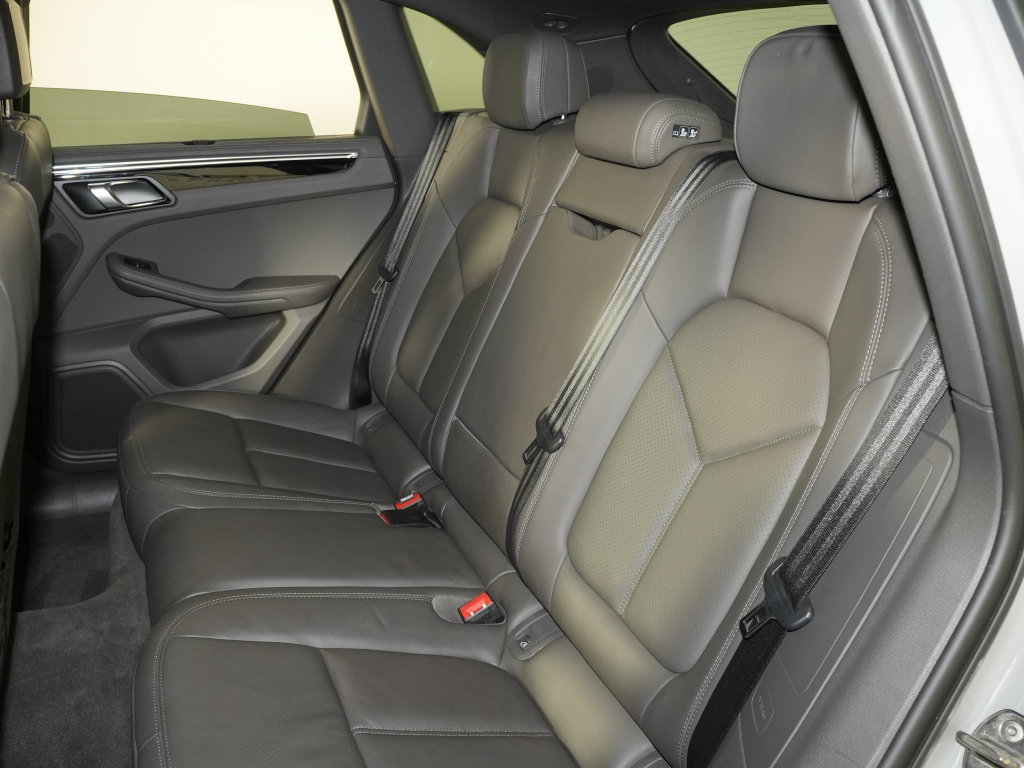 Certified 2023 Porsche Macan AWD/4WD image 37