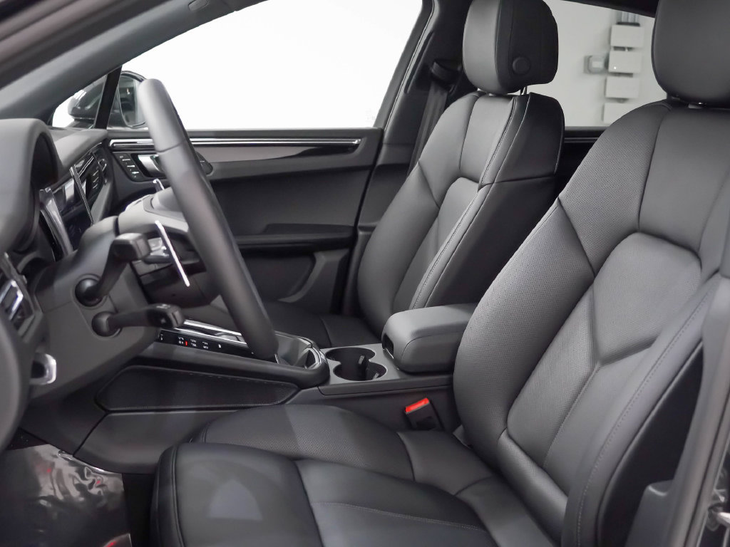 Certified 2026 Porsche Macan AWD/4WD image 5