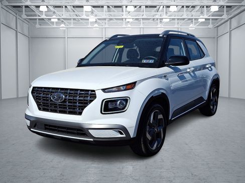 Certified 2025 Hyundai Venue Limited FWD image 3