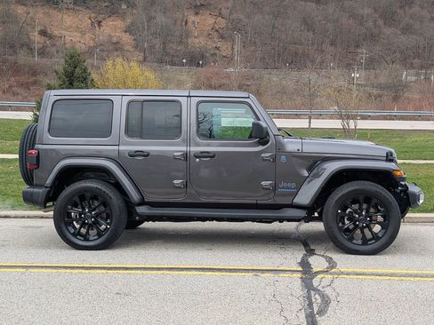 Used 2025 Jeep Wrangler Unlimited Sahara image 3