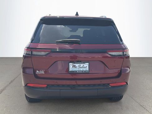 Used 2024 Jeep Grand Cherokee Altitude image 5