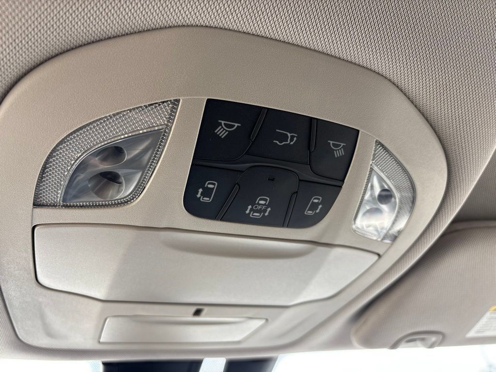 Used 2018 Chrysler Pacifica Touring Plus FWD image 29