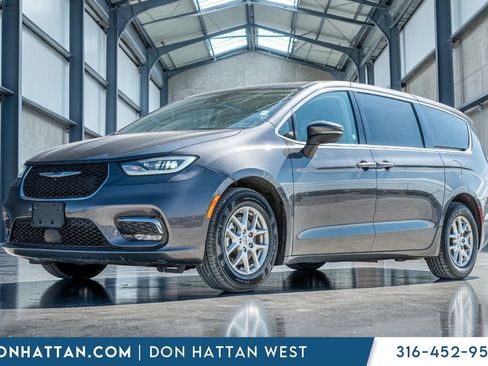 Used 2023 Chrysler Pacifica Touring-L FWD image 1