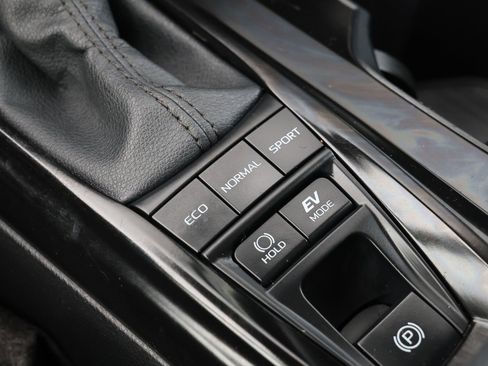 Used 2025 Toyota Camry LE w/ Convenience Package image 24