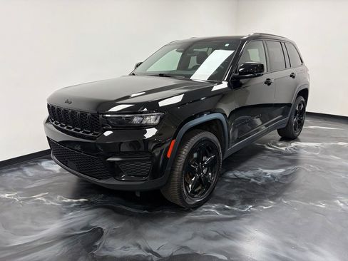 Used 2023 Jeep Grand Cherokee Altitude image 16