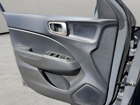 Used 2025 Hyundai Venue SEL image 16