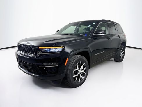 Used 2025 Jeep Grand Cherokee Limited RWD image 4