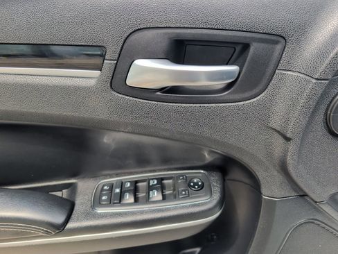 Used 2019 Chrysler 300 S RWD image 10