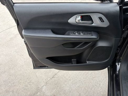 Used 2020 Chrysler Pacifica Touring-L Plus w/ Advanced Safetytec Group FWD image 15