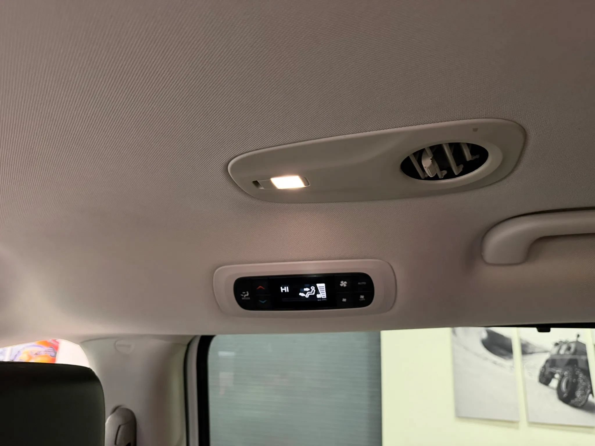 Used 2023 Chrysler Pacifica Touring-L FWD image 47