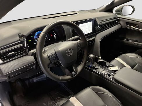 Used 2025 Toyota Camry SE FWD image 9
